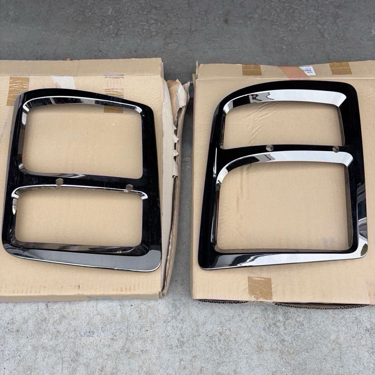 【純正品】ヘッドライトベゼル ヘッドランプリム ギガ用 ブラッククロームメッキ 左右セット_1