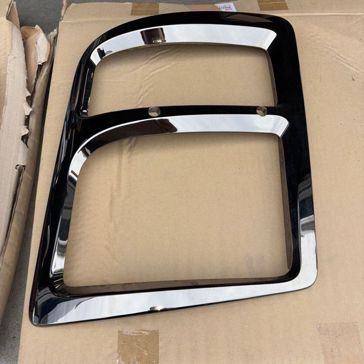 【純正品】ヘッドライトベゼル ヘッドランプリム ギガ用 ブラッククロームメッキ 左右セット_2