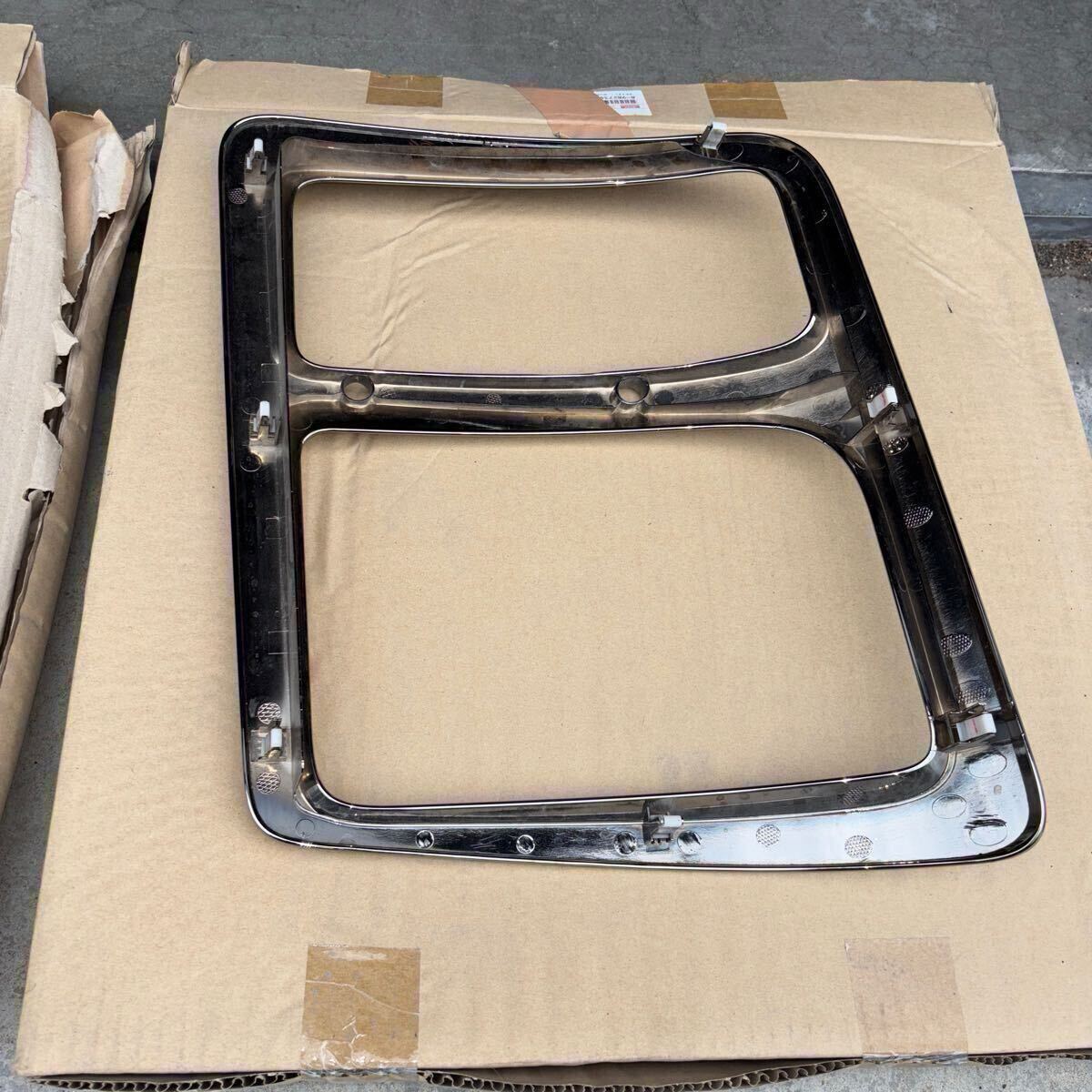 【純正品】ヘッドライトベゼル ヘッドランプリム ギガ用 ブラッククロームメッキ 左右セット_5