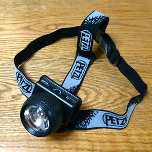 PETZL micro■ペツル ヘッドライト フォーカス機能付き 3V ブラック キャンプ 防災