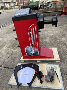 コンパクト 　最大30インチ対応オートマチックホイールバランサー ウエイト貼り付け自動