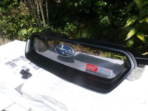 送料込み！BP/BLレガシィ後期用グリル・新品STIプレートと6連星付き/リメイク直後未使用