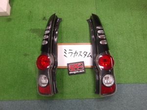 4GB2030 AHH6)) ダイハツ ミラ L275S カスタムX 純正 テールライト左右セット　イチコD04