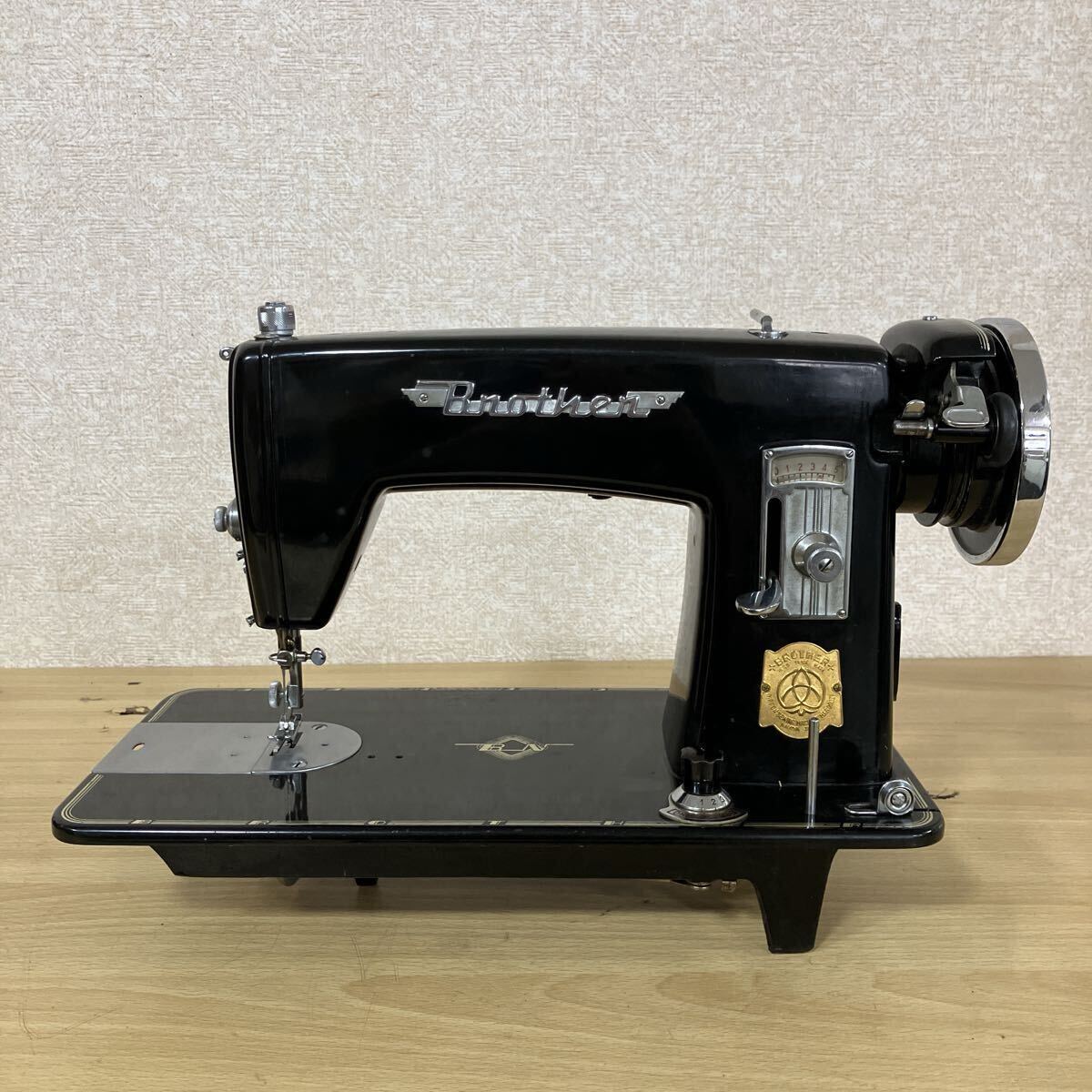 ブラザー足ふみミシン、引取り限定になります。 レトロな雰囲気抜群！！BROTHERの家庭用アンティーク足踏みミシン買取