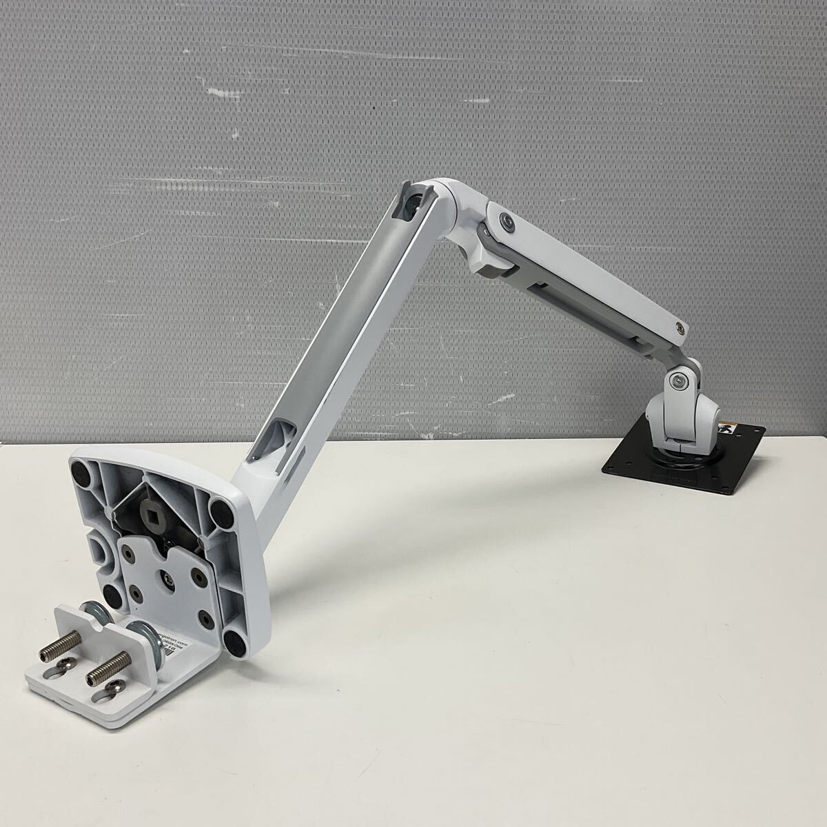 ERGOTRON モニターアーム シルバー　中古 エルゴトロン モニターアームの値段と価格推移は？｜42件の売買データ