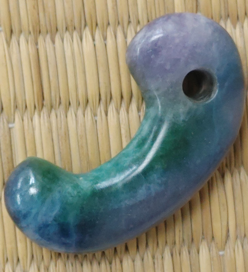 古墳期 古色ある色合いで 濃淡翠色と紫色が混じり入る 特に珍しい