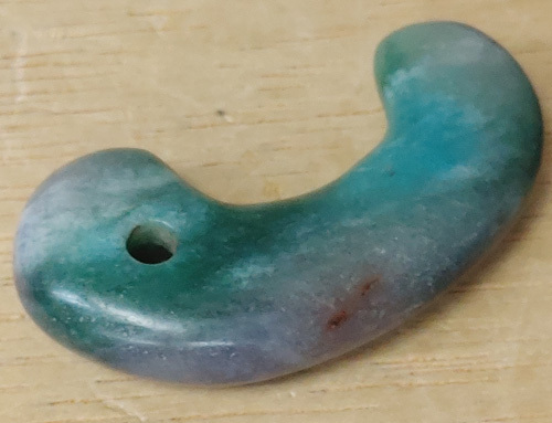 勾玉　三色勾玉　古墳期　翡翠　出土品　レア 古墳期 古色ある色合いで 濃淡翠色と紫色が混じり入る 特に珍しい