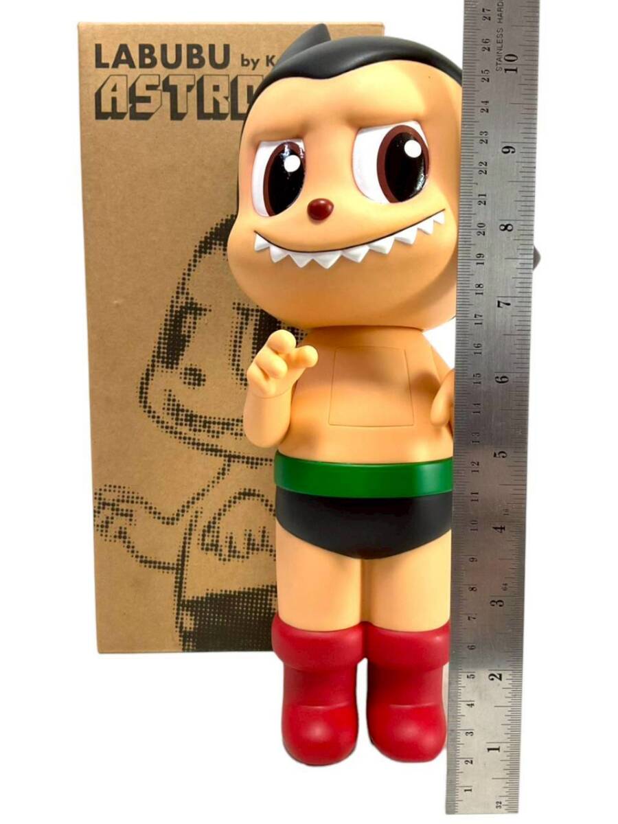 D22： 32cm 【Labubu x Astro Boy Kasing Lung How2Work ラブブ 鉄腕