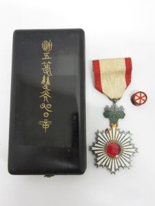 旧日本軍勲章の値段と価格推移は？｜98件の売買データから旧日本軍勲章