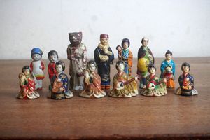 （珍）昭和レトロ　陶磁器製射的人形／観音像／日本人形等11体　　　　　（収集品） 射的人形の値段と価格推移は？｜7件の売買データから射的人形の価値が