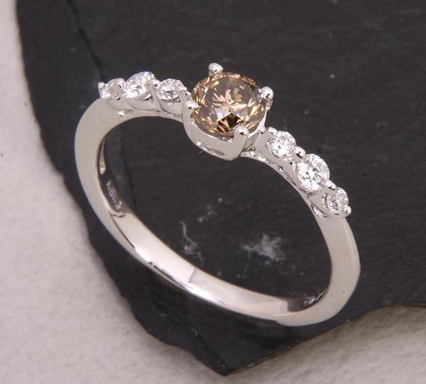 《質屋出品》k18WG★ブラウンダイアデザインリング★C-2156