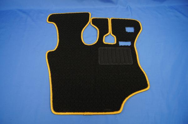 いすゞギガ後期用 フロアマット　ブラック/キャメルフチ