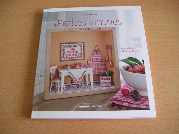 洋書・クロスステッチ・フランスのドールハウスのデザイン集です
