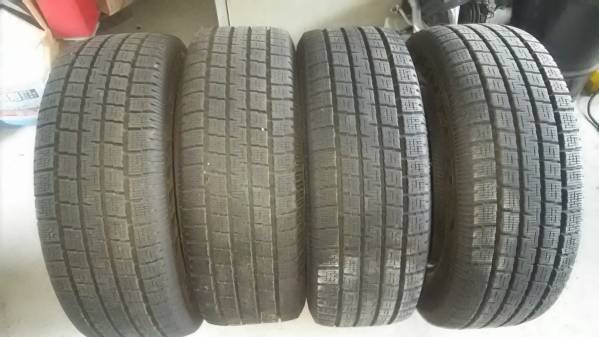 ピレリー スタッドレス使用回数数回215/60/16売り切り