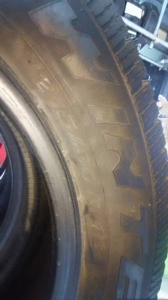 ピレリー スタッドレス使用回数数回215/60/16売り切り