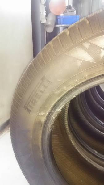 ピレリー スタッドレス使用回数数回215/60/16売り切り