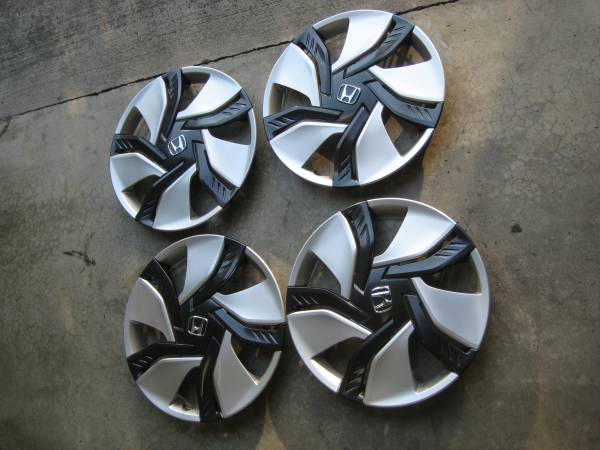 フィット純正　新車外し　ホイールキャップ　一台分