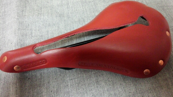 セラアナトミカ　新品未使用品　非防水　トゥルーレザー　レッド