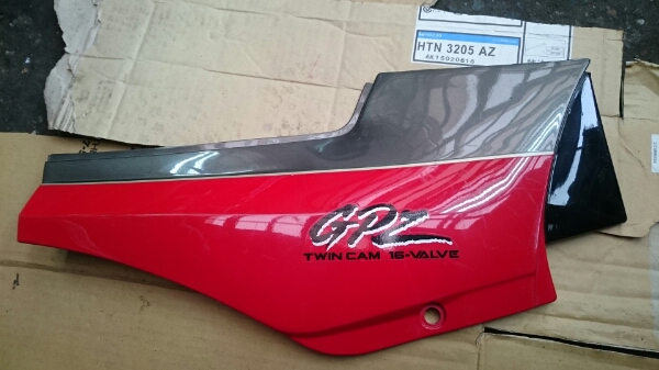 GPZ900R右サイドカバー中古品 ワレ