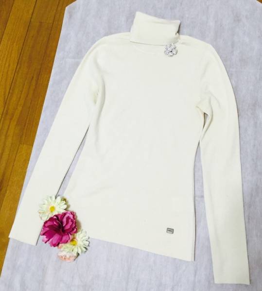 フォクシーFOXEY 定番タートルネックトップス白★コートブローチ
