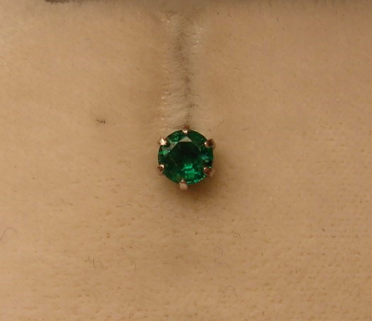 PC1008.Ptエメラルドピアス