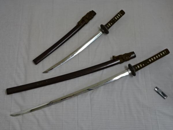 ★鞘は金梨地！【模擬刀2本セット】鍔は雲龍の浮き彫り！　刃には龍の彫り！　長104cm　短70cm　ミリタリー コスプレ 模造刀 △ミリタリー模擬刀 (模造刀仕様) インテリア 雲龍の鍔 雲龍図鍔(TU-050517)｜刀・日本刀の販売なら日本刀専門店