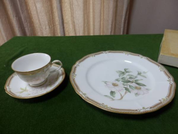 ノリタケ ガラコンテッサ 桜カップ＆ソーサーと山茶花プレート