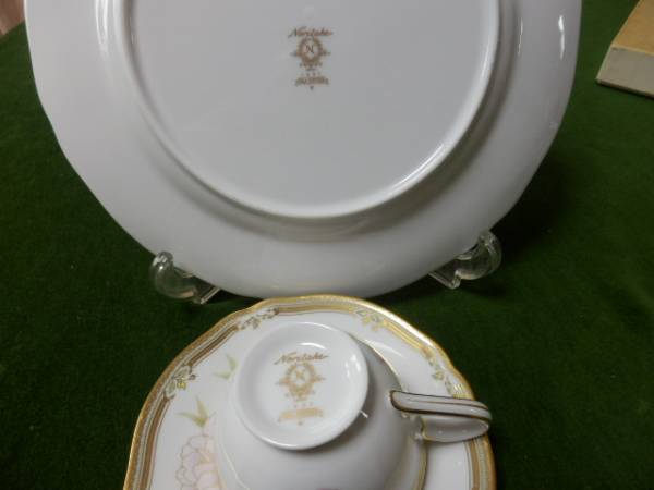 ノリタケ ガラコンテッサ 桜カップ＆ソーサーと山茶花プレート