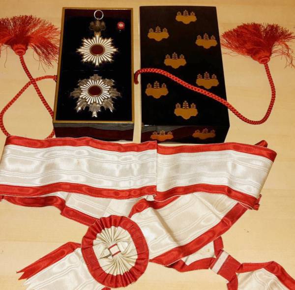 戦前勲章【勲一等旭日大綬章・正章／副章付】五七桐紋箱付 稀少!