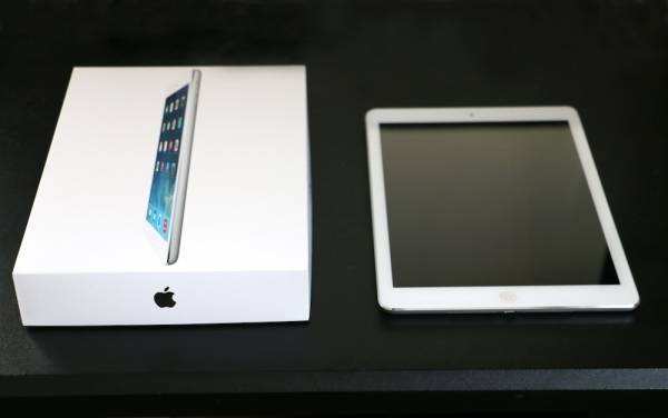★極美品 iPad air iOS7.1 MD788J/A ケース付 シルバー 16GB
