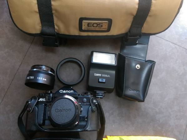 Canon AE-1 フィルムカメラ、Canon 188Aフラッシュ Pair Of Canon