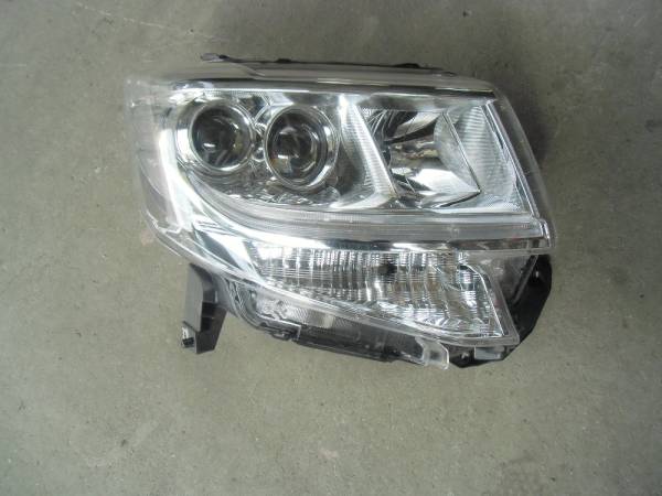 ダイハツ　タントカスタム　右ヘッドライトユニット