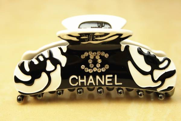 シャネル　ノベルティ　カワイイ　ヘアクリップ　白黒