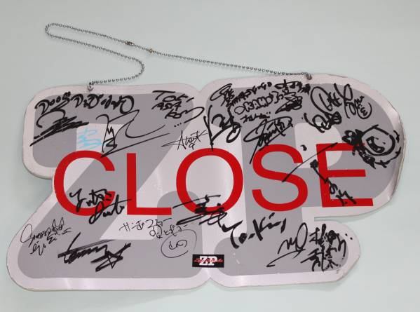 チャリティ出演者サイン入り　ZEPP FUKUOKA CLOSE看板③rfp1028