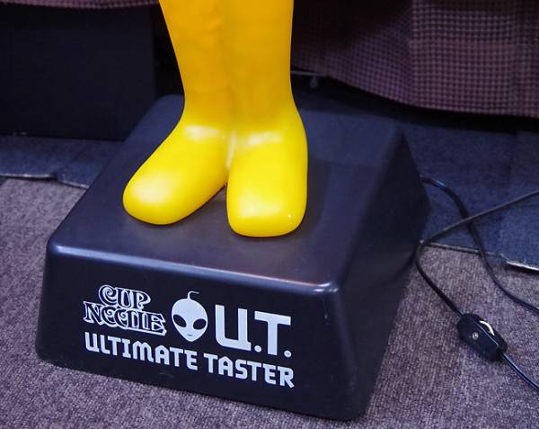 U.T. カップヌードル 特大フィギュア 置物 ライト 等身大 ルームライト