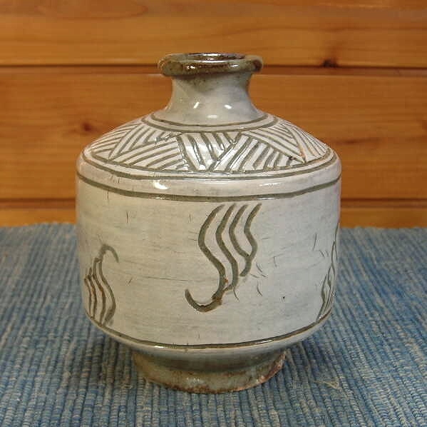 【梨花】李朝　刷毛目釘彫り徳利　h9，2㎝