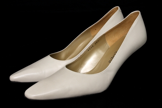 未使用 YSL イヴサンローラン レザー パンプス 36.5 アイボリー