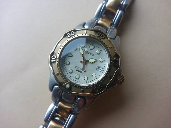 レディース・セイコースキューバダイバー200ｍシェル文字盤