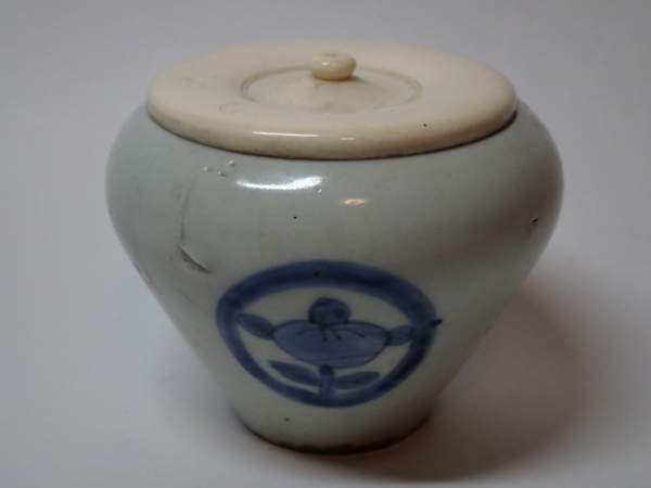 江戸初期～中期古伊万里　橘文象牙蓋染付茶入　直径：8cm 桐箱付
