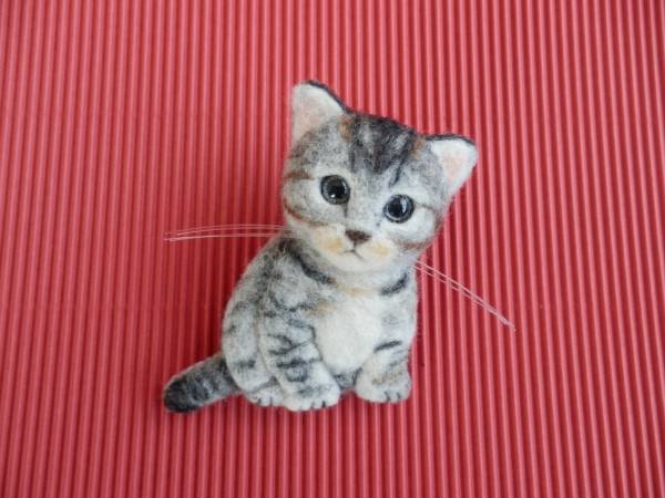 羊毛フェルト ねこちゃん ブローチ バンザイ猫のブローチ ハチワレ