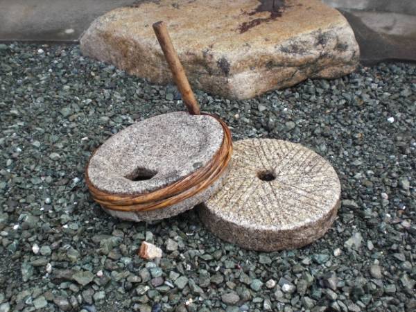 石臼 石うす 石臼 昔ながらの 石臼 ひきうす 石うす 製粉器 粉 ミル 小麦