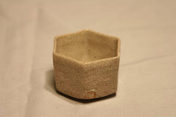 ：酒器　ぐい呑：　志野六角盃　