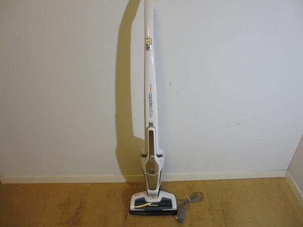 1円]Electrolux サイクロン式 ハンディクリーナー ZB3104 WHITE