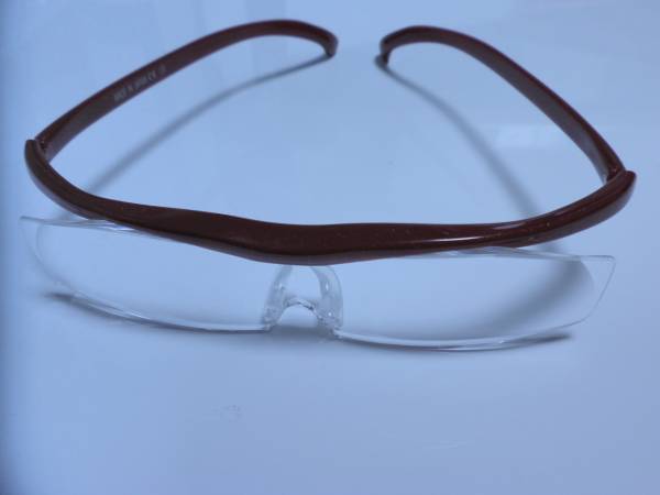 ハズキルーペコンパクト:赤ラメ×1.6倍クリアレンズ微細な傷あり