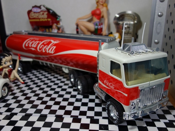 1930～60年代コカ・コーラデザインのアメ車が集合！モーターシティ