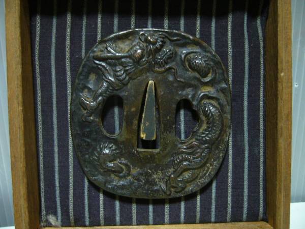 ◇鍔 龍の図 潜り龍 刀装具 日本刀 鍔（龍図）です 【公式通販】