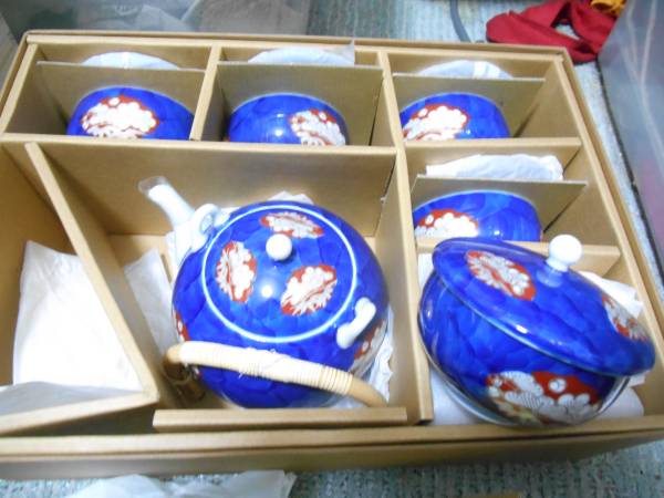 深川製磁　古伊万里風松竹梅の蓋つき茶器