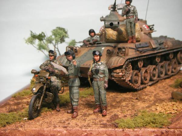 ジオラマ ドイツ軍1⁄35 ミリタリーバイクモデル 兵士2体付き完成 ジオラマ ドイツ軍1⁄35 ミリタリーバイクモデル 兵士2体付き完成