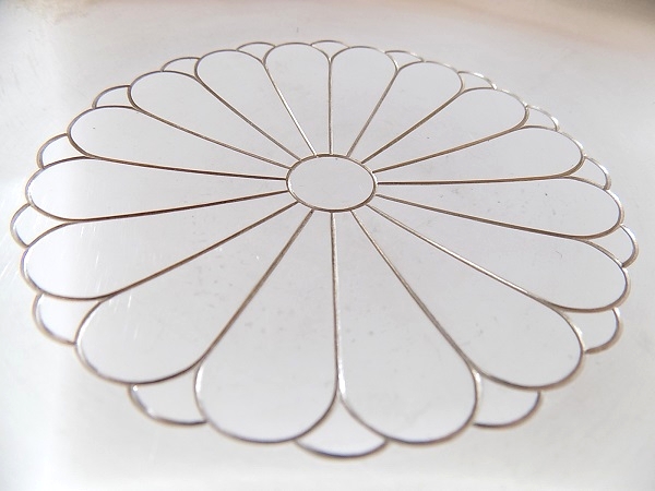 〔髭〕吉岳宗雲斎在銘　御菊紋純銀杯　３２７ｇ　純銀保障　ボンボニエール