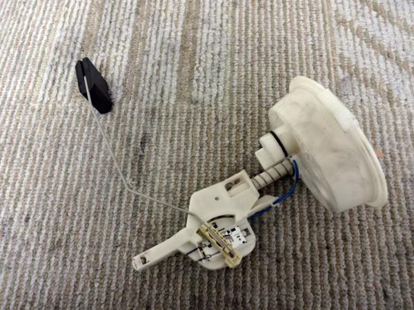 C/9A28 BMW E46 318iツーリング GH-AY20 04y後期 燃料ゲージ (フューエル センダーユニット)